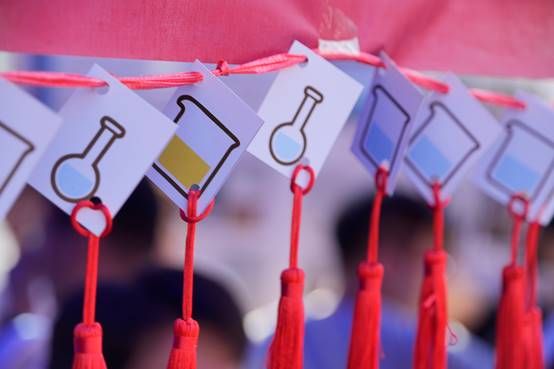 图片包含 蛋糕, 室内, 桌子, 生日描述已自动生成