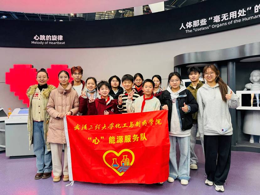 一群人站在台上 AI 生成的内容可能不正确。