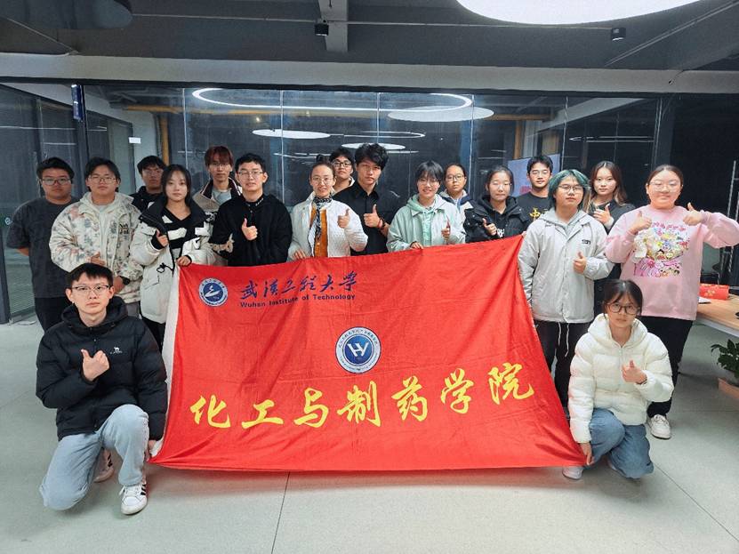 人们在看台上 AI 生成的内容可能不正确。